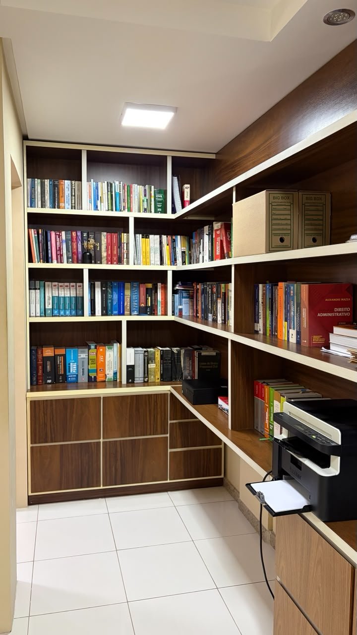 Biblioteca jurídica do escritório Torres Gomes Advogados