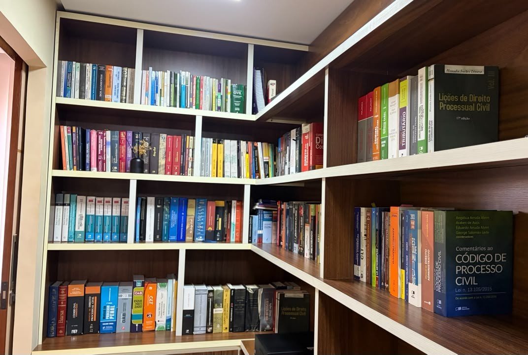 Estante com livros de Direito no escritório da Torres Gomes Advogados